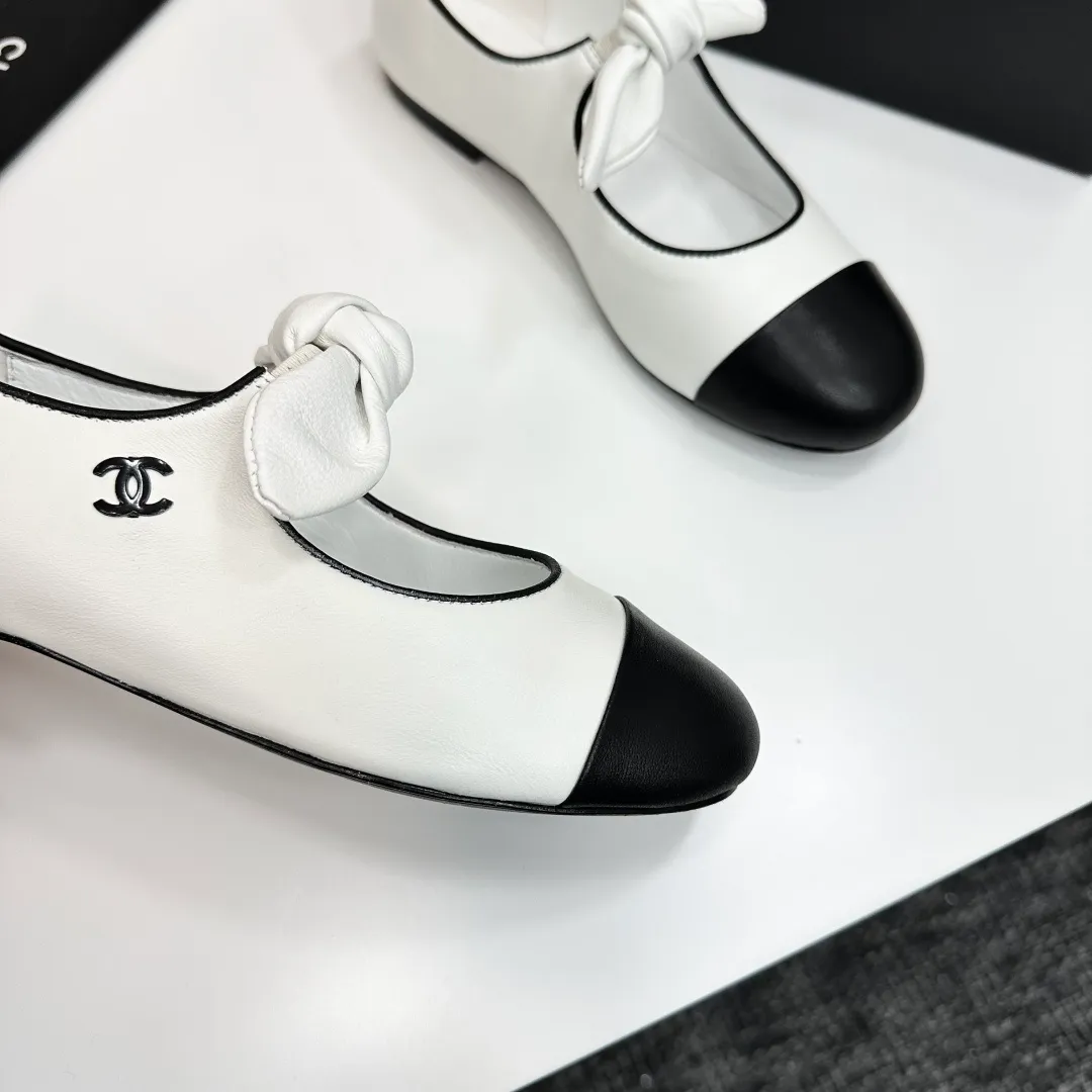 👟👟Ex-factory price 480👟👟 Chanel 25C Early Spring Mary Jane Shoes Series This season’s shoes are all great! The pure black Mary Jane is very comfortable on the feet and the upper leather is also very soft, so you don’t have to worry about rubbing your feet. The bunny ears are also very cute, and the black and white color matching and black fabric cover are very nice. Upper cowhide, inner sheepskin, genuine leather outsole Size: 35-39 40/41 Customized, non-refundable and non-exchangeable